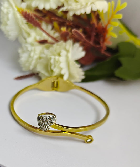 Bracelet for women Stylish gold plated.